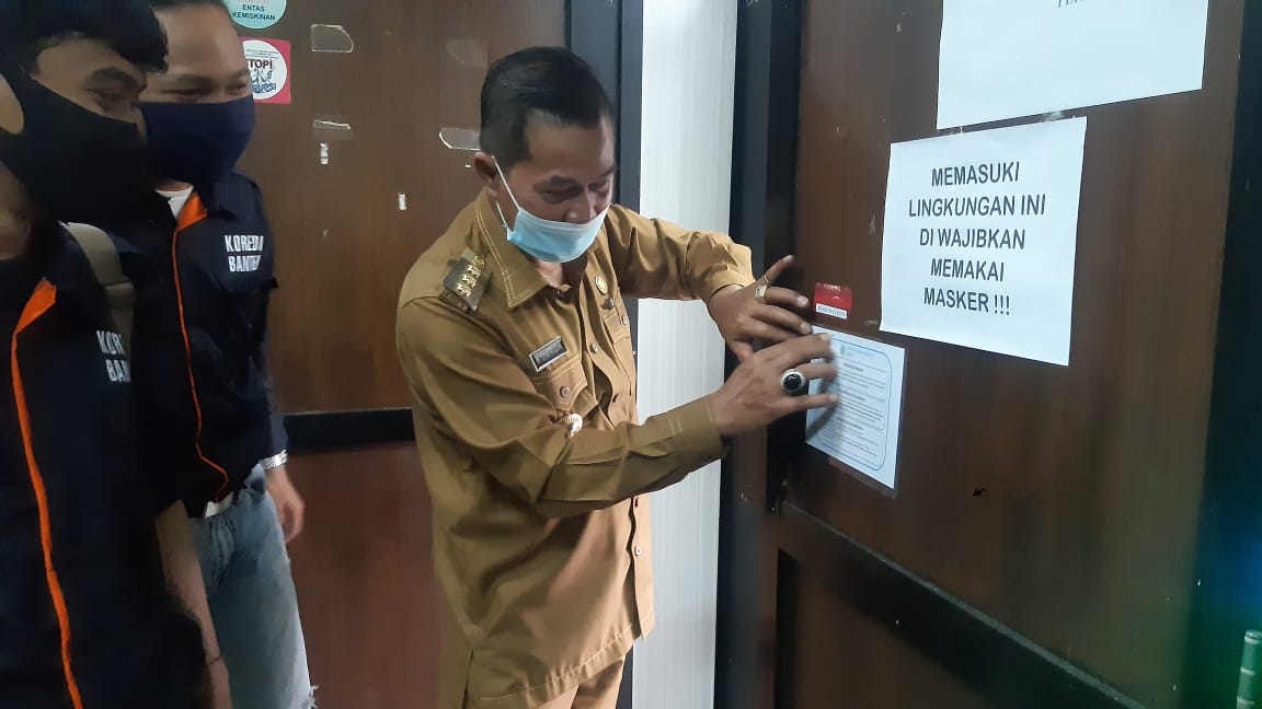 Hari Aksara, Pegiat Disabilitas Tempelkan Tulisan Braile di Puspemkot Serang