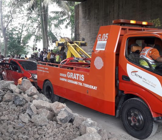 Diduga Kurang Konsentrasi, Honda Brio Terjun Bebas dari Tol Tangerang-Merak