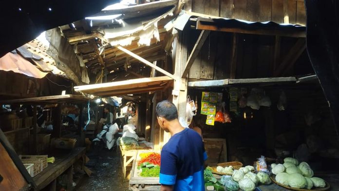 Kondisi Pasar Karangantu yang berada di Kelurahan Banten, Kecamatan Kasemen, yang dinilai sudah tidak layak untuk berjualan. (Foto: Banten Intens)