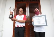 Provinsi Banten Kembali Raih Pelopor Provinsi Layak Anak (Provila) Pj Gubernur Banten Al Muktabar bersama Kepala DP3AKKB Sitti Ma`ani Nina menunjukkan penghargaan Provilia.