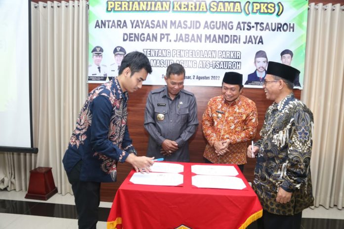 Pemkot Serang, melakukan Perjanjian Kerja Sama (PKS) dengan PT. Jaban Mandiri Jaya, terkait pengelolaan parkir di Masjid Agung Ats-Tsauroh, Selasa (2/8/2022). (Foto: Humas Pemkot Serang)