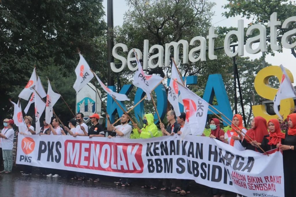 Kader PKS Kota Serang Gelar Flash Mob Tolak Kenaikan Harga BBM ...