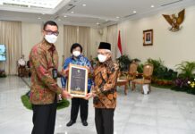 Pimpin Transformasi Hijau, Dirut PLN Darmawan Prasodjo Dianugerahkan Penghargaan Green Leadership Utama 2022