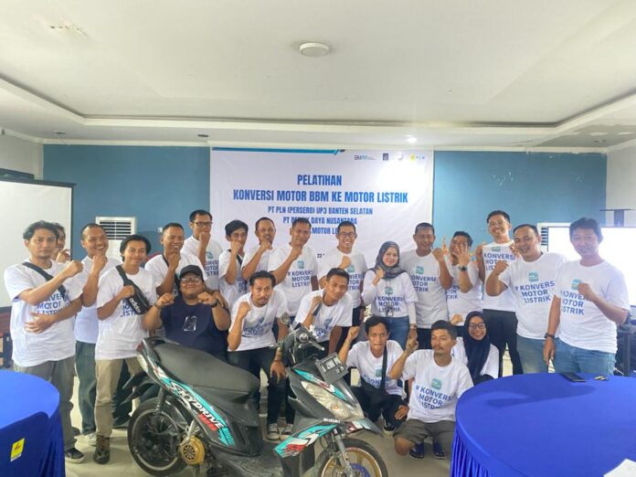 Bekerjasama dengan PT Percik Daya Nusantara dan Komunitas Ikatan Motor Lebak, PLN UID Banten melalui UP3 Banten Selatan mengadakan pelatihan konversi motor listrik dari sebelumnya dengan BBM, Kamis (23/11/2023).