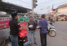 Perisai Banten Rutin Gelar Jumat Berbagi dengan Membagikan Nasi Bungkus