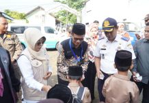 Bupati Pandeglang Bagikan Susu Kepada Ratusan Siswa di Sobang Guna Pengentasan Stunting