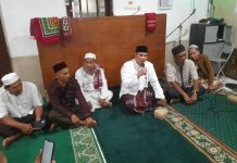 Malam Takbiran, Budi Rustandi Berbagi Kebahagiaan dan Bertakbir Bersama Warga di Masjid Kebon Jahe