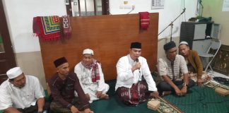 Malam Takbiran, Budi Rustandi Berbagi Kebahagiaan dan Bertakbir Bersama Warga di Masjid Kebon Jahe