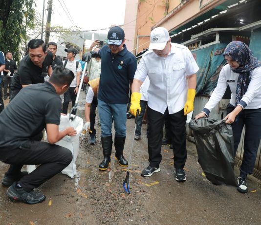 Implementasikan Gerakan Indonesia Asri Presiden Prabowo, Menteri LH dan Walikota Serang Bersih-bersih Pasar Rau