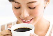 Minum Kopi Sebabkan Gigi Kuning? Yuk Putihkan Lagi, Ini Solusinya