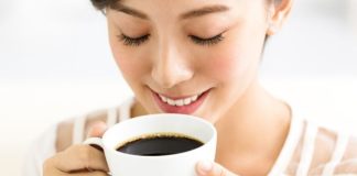 Minum Kopi Sebabkan Gigi Kuning? Yuk Putihkan Lagi, Ini Solusinya